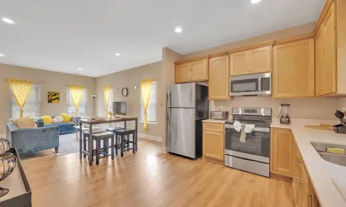 Gastonia House | VELVET CHIC 2 bed/1 bath - Near FUSE and Downtown
