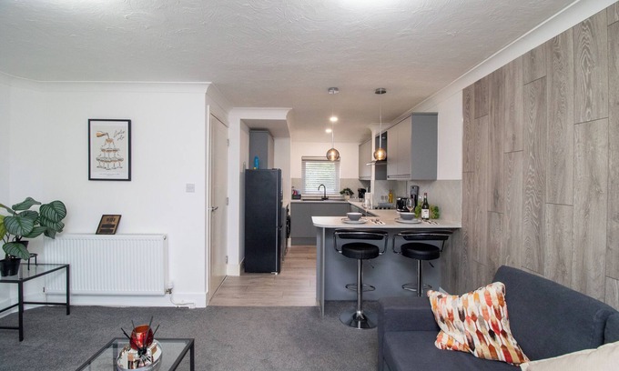 Basildon Apartment | VELVET VISTA
