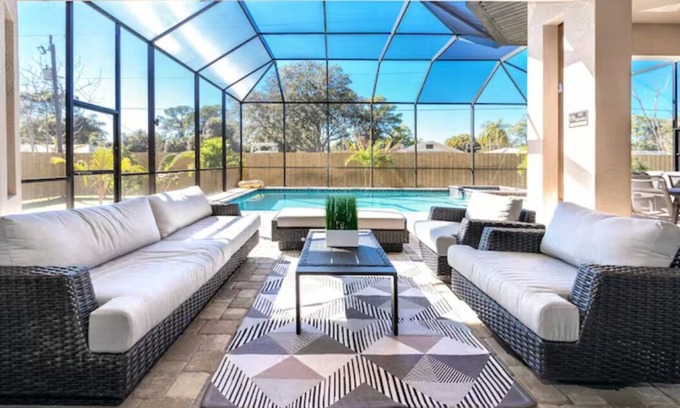 South Venice House | Venice 3 bedroom contemporary home with pool/spa and close to beautiful beaches