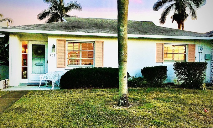 Venice Villa | Venice charm on the Island with a Pool 55+ bungalow