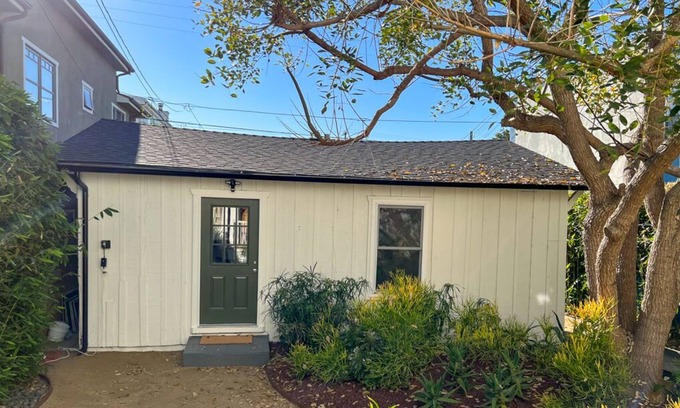 Venice Cottage | Venice Flower Cottage: 2BD dream in best location