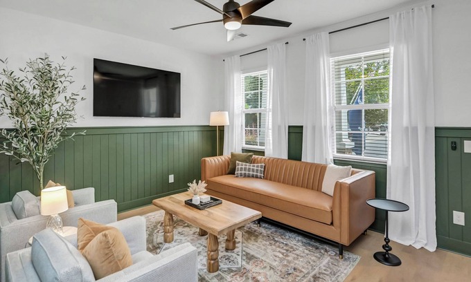 Oak Grove House | Verdant Villa-Columbia & Lexington-Near Everything! I-26 I-20 I-77 & Downtown