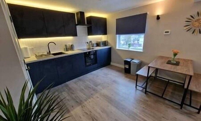 Plasnewydd Apartment | Vere Room 4 - Double Room - Shared Bathroom Near City Centre