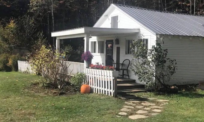 Londonderry Cottage | Vermont Country Cottage (Near Village)