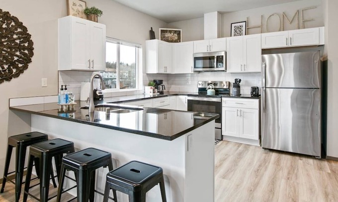 South Perry District Apartment | Very New 2 Bd 2 Bth Near Perry Dist and Downtown!