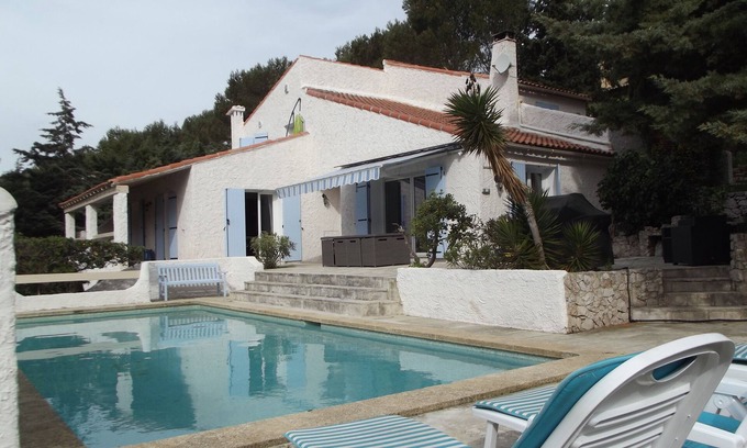 Carnoux-en-Provence Villa | Very nice air-conditioned villa for rent. 6 km away from Cassis. Very large pool