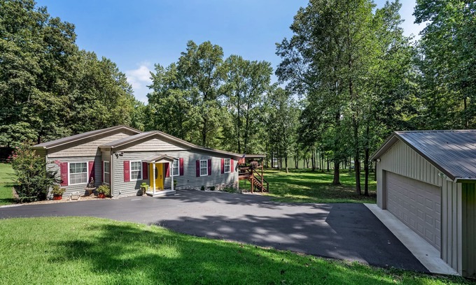 Eddyville House | Very peaceful Home with Lake Barkley in your back yard! Private Dock Sleeps 8