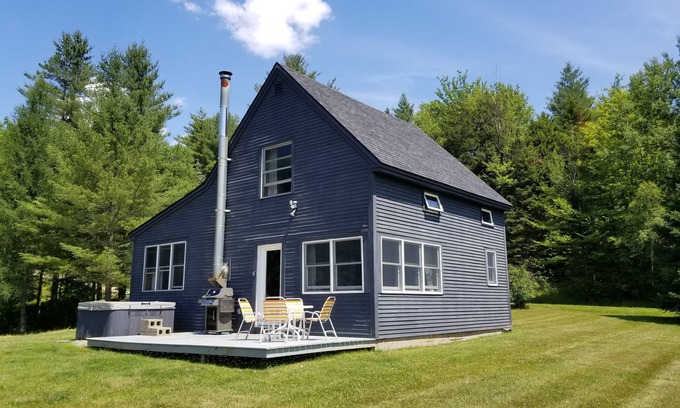 Morrisville Cottage | Very private, dog-friendly country house with hot tub on a lovely 10 acre meadow