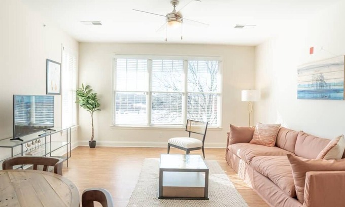 Wesley Heights Apartment | Viagem|Bright and Relaxing 2BR in Prime Location
