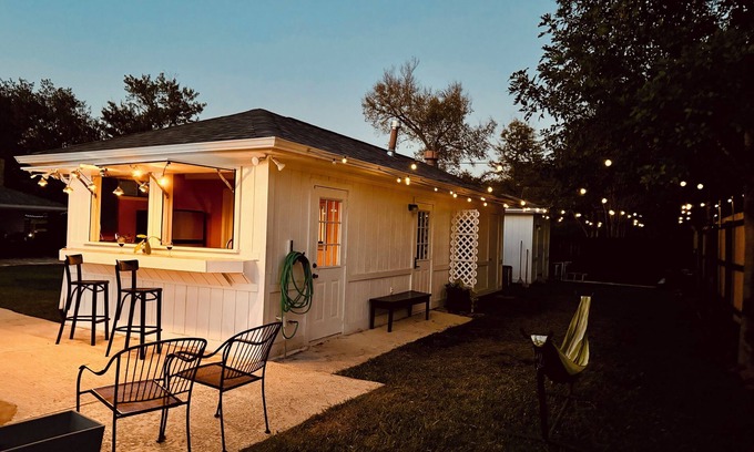Southwood Valley House | Vibey & Chill Pool House- Pool, Slide & Hot Tub! Outdoor Bar! Events/Parties!