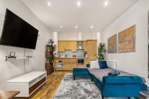 Bow Apartment | Vibrant 2-Bed by Bow