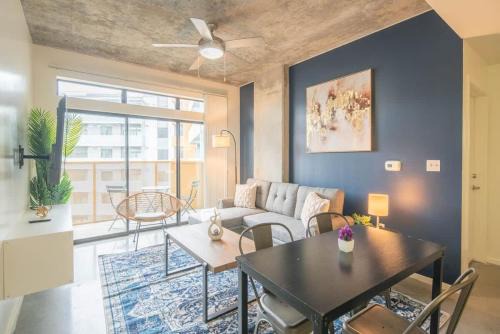 Evans Churchill Apartment | Vibrant 2BD - CDT - Gym, Pool, Parking - Sleep 8