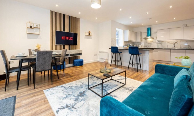 Manchester Apartment | Vibrant 2BR Apartment *Sleeps 5* *Free Parking*