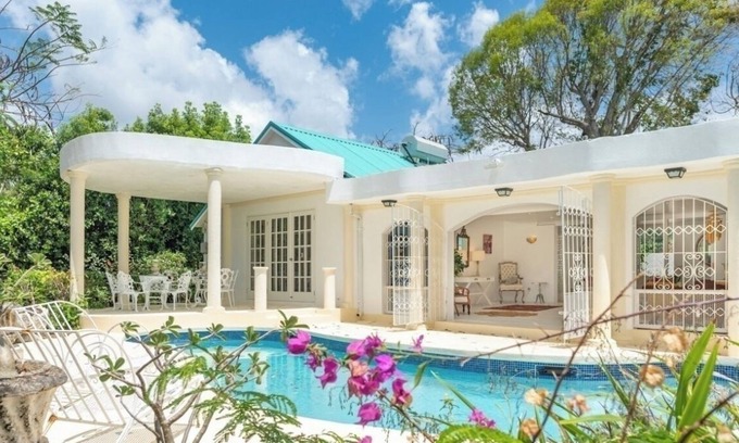 Holder's Hill House | Vibrant 4-Bedroom Villa with Pool & Polo Views, Steps from Paynes Bay Beach.