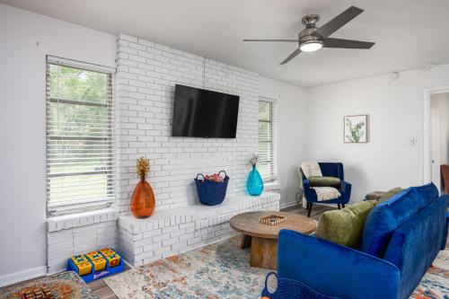 Gainesville House | Vibrant 4bd with Games & Backyard - 5 Mins to UF