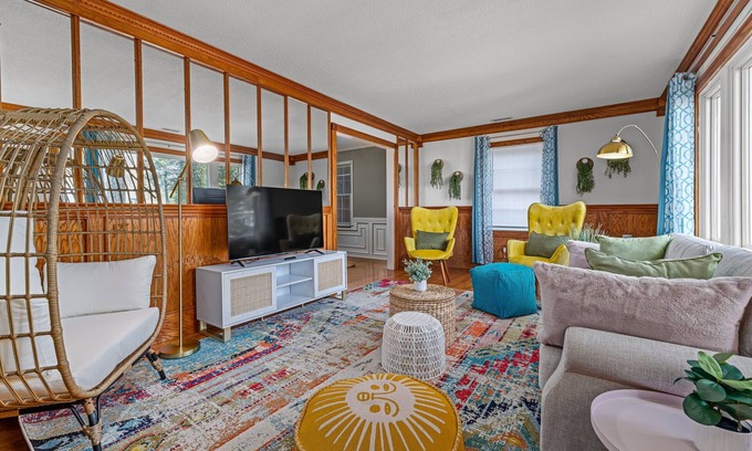 North Raleigh House | Vibrant 4BR home with outdoor patio, 5mins to North Hills. Pet-friendly!