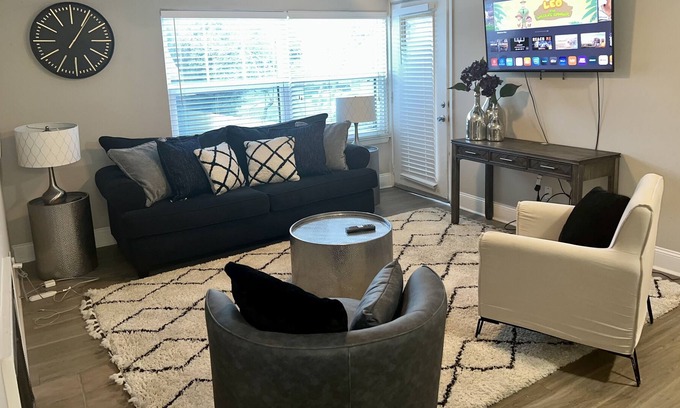 Piedmont Heights Apartment | Vibrant and Cheerful 2 bedroom in Midtown