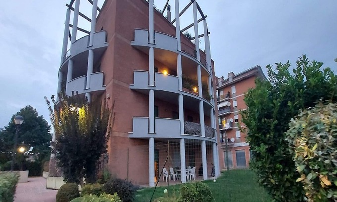 Fratta Apartment | Vibrant apartment in Marsciano with balcony