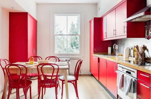 Redcliffe Apartment | Vibrant Apartment with a Patio in Chelsea