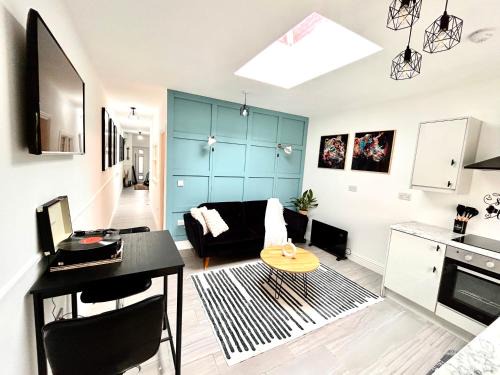Acocks Green Apartment | Vibrant Bungalow 2 Bedroom Flat with secure private parking
