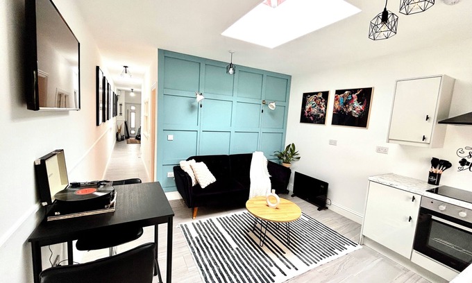 Acocks Green House | Vibrant Bungalow 2 bedroom apartment, secure private parking