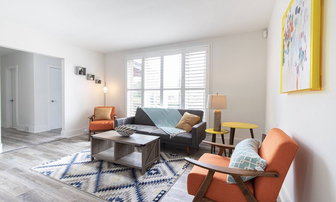 Clanton Park House | ❤ Vibrant ColourPop House [2 Bedrooms|1 Bath]
