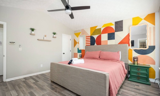 Decatur House | Vibrant Family Retreat~Sleeps 6~Games & Books
