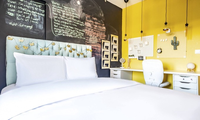 Ust Bostanci Apartment | Vibrant Flat with Balcony in Atasehir