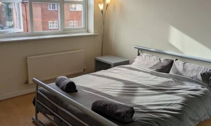 Baguley Apartment | Vibrant flat with lots of amenities near to Manchester Airport