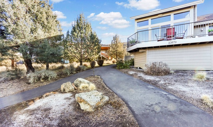 Redmond House | Vibrant home with fireplace, large balcony & access to indoor/outdoor pools
