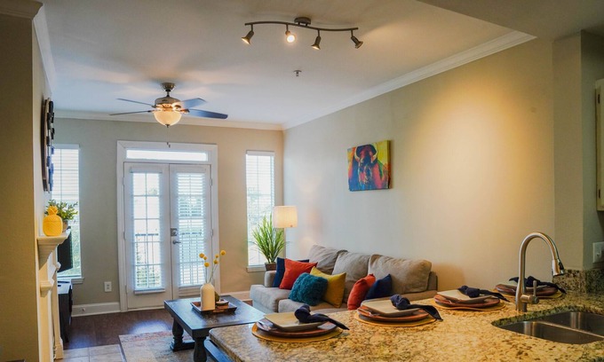 Atlantic Station Area Apartment | ✰Vibrant Luxe Midtown Apt ✰✰ FREE gated parking✰
