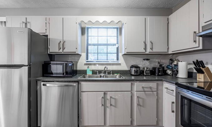 Jefferson Park Apartment | Vibrant & peaceful home in Atlanta with Pool Table by Deity Villas