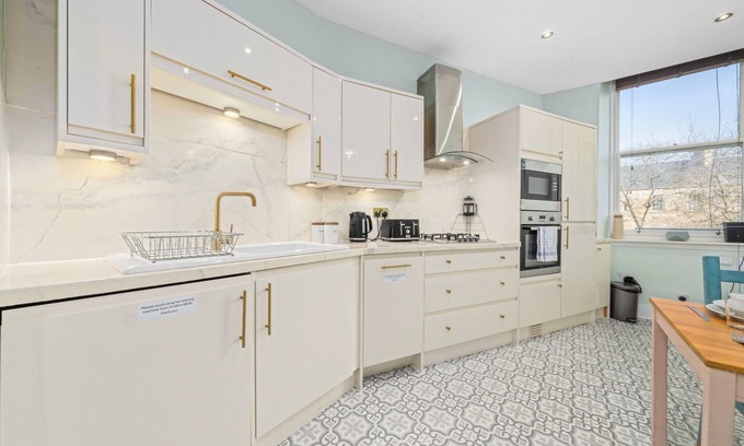 Glasgow Westend Apartment | Vibrant Spacious Apartment In West End