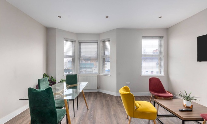 Croham Apartment | Vibrant & Spacious Top Floor Apartment
