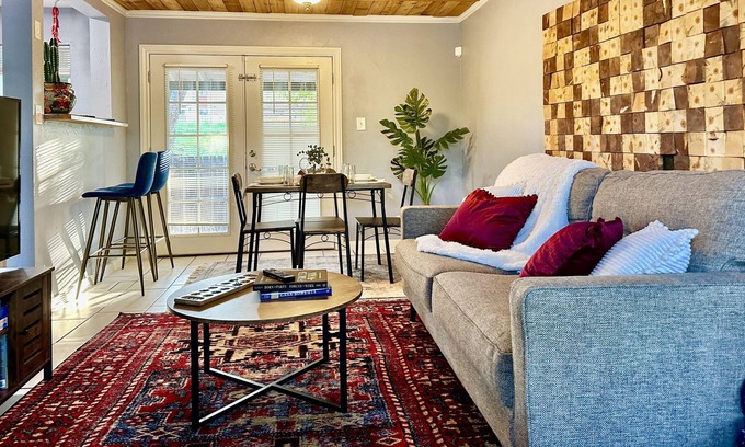 Northglenn House | Vibrant, spacious, tri-level private home by park, safe area