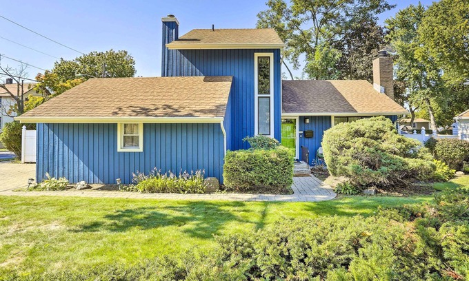 Teaneck House | Vibrant Teaneck Home ~ 12 Mi to Manhattan!