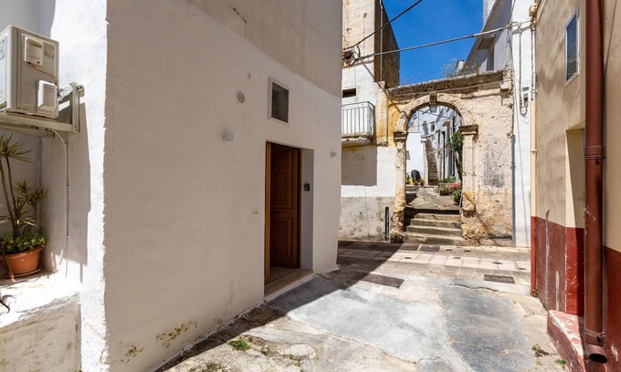 Tuglie House | Vico dei Mille by BarbarHouse