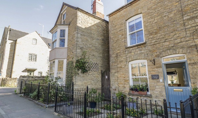 Chipping Norton Cottage | VICTORIA COTTAGE, pet friendly, with open fire in Chipping Norton
