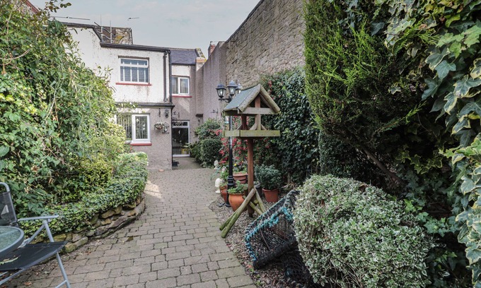 Amble Cottage | VICTORIA COTTAGE, pet friendly, character holiday cottage in Amble