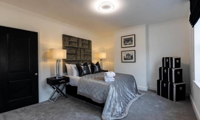 Canton Condo | Victoria House by Tŷ SA - Modern two bed