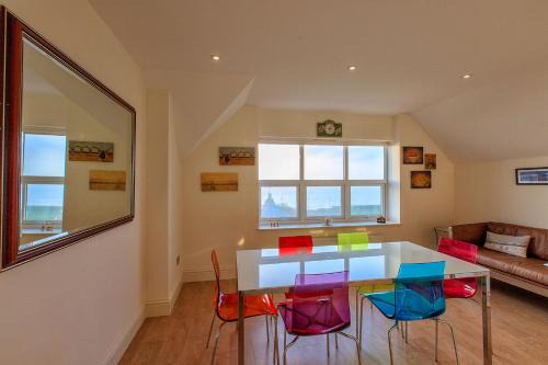 Broadstairs Apartment | Victoria Parade: Perfect family apartment over looking Viking Bay, stones throw from the beach and town