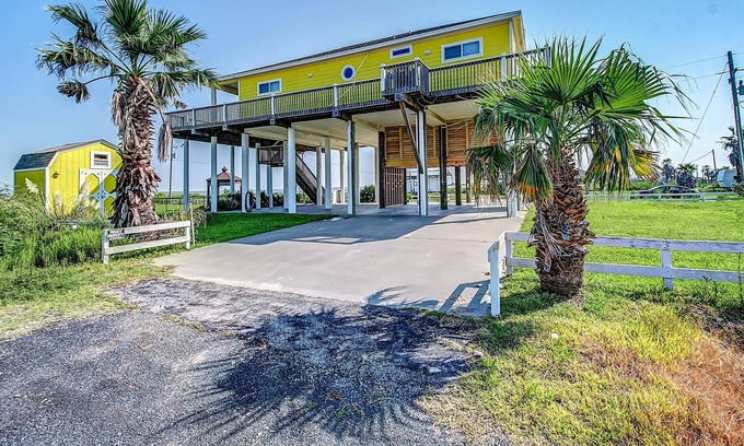 Gilchrist House | Victoria's Seacret Getaway -Bay side with Beautiful views of the beach and bay