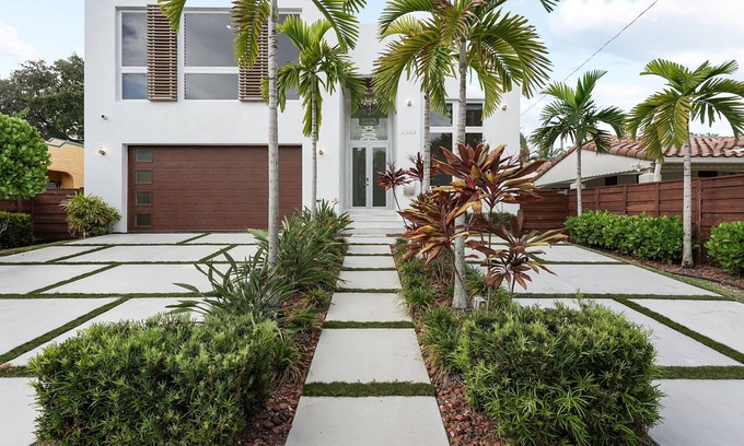 Hendricks and Venice Isles Villa | Victoria Villa | JadoreLuxe Collection | Brand New