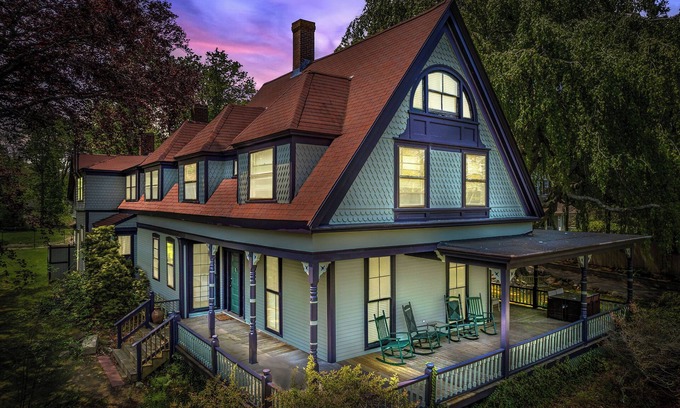 Barnstable Bed & Breakfast | Victorian by the Sea - Rose Suite at historic Beechwood Manor