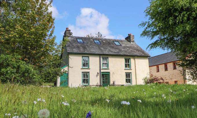 Llanybydder House | VICTORIAN FARMHOUSE, pet friendly, with hot tub in Llanybydder