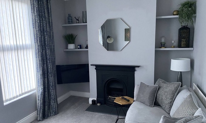 Queens Quarter House | Victorian House - South Belfast - Great transport - Lisburn Road - 3 double Beds