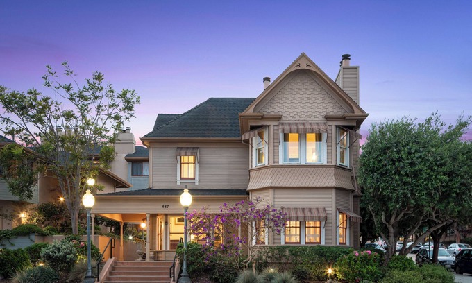 Lighthouse District Hotel | Victorian Inn
