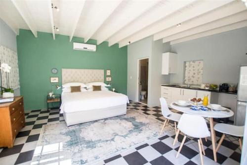 Paarl Apartment | Victorian Style Garden Room , Paarl Central