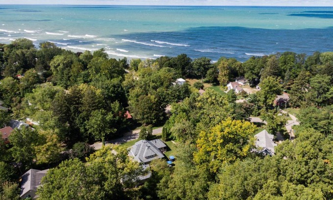 Union Pier House | Victory Gardens