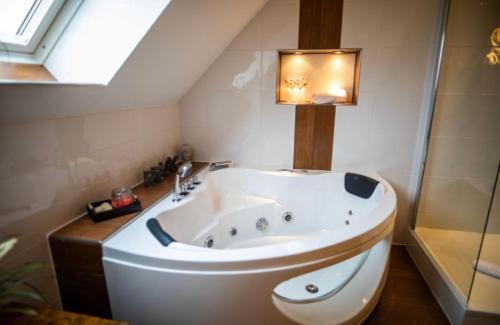 Schessinghausen Hotel | Vier Jahreszeiten Suite mit Whirlpool Badewanne L Vazzano